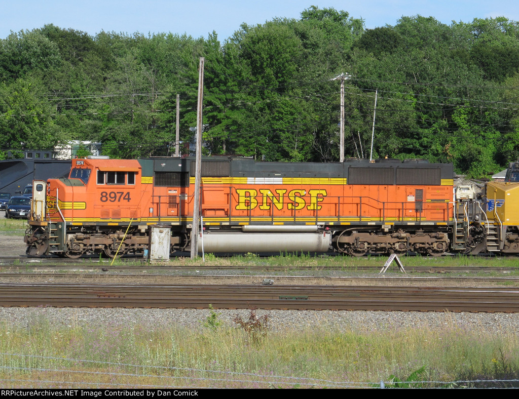 BNSF 8974